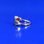 Zlatý secesní prsten s červeným kamenem, Vídeň, 1900 Zlatý secesní prsten s červeným kamenem, Vídeň, 1900