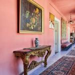 Bohatě vyřezávaný konzolový stůl s mramorem Bohatě vyřezávaný konzolový stůl s mramorem