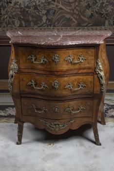 27. Malá komoda v rokokovém stylu 27. Malá komoda v rokokovém stylu
