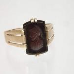 Starožitný zlatý prsten s řezanou intaglií Starožitný zlatý prsten s řezanou intaglií