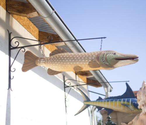 Vývěsní štít ve tvaru štiky Vývěsní štít ve tvaru štiky