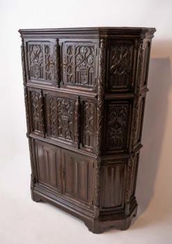 Neogotická dubová skříň. Bohatě řezbovaná Neogotická dubová skříň. Bohatě řezbovaná