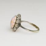 Zlatý prsten s opálem a diamanty Zlatý prsten s opálem a diamanty