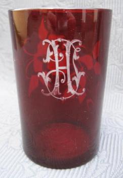 Sklenice s rubínovou lazurou, s monogramem Sklenice s rubínovou lazurou, s monogramem