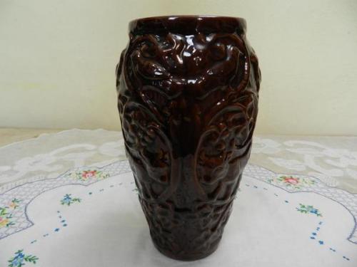 Plastická keramická hnědá váza s motivy zvířat Plastická keramická hnědá váza s motivy zvířat