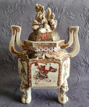 Dóza - Satsuma , Japonsko Dóza - Satsuma , Japonsko