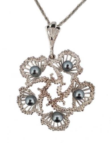 STŘÍBRNÝ NÁHRDELNÍK - KVĚTINA S PERLIČKAMI STŘÍBRNÝ NÁHRDELNÍK - KVĚTINA S PERLIČKAMI