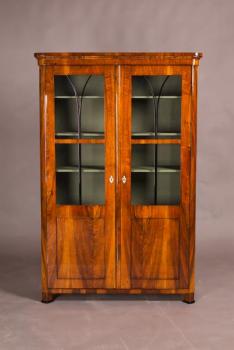 Biedermeierová knihovna, cca 1830 Biedermeierová knihovna, cca 1830