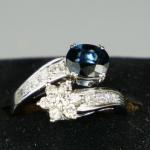 Zlatý prsten s diamanty a safírem Zlatý prsten s diamanty a safírem