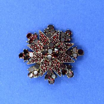 Granátová brož  Granátová brož