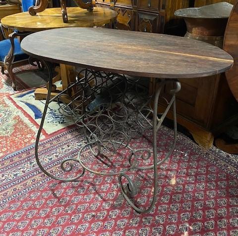 Stůl se stojanem na víno  Stůl se stojanem na víno