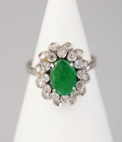 Zlatý prsten s diamanty a smaragdem  Zlatý prsten s diamanty a smaragdem