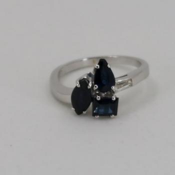 BÍLOZLATÝ PRSTEN SE SAFÍRY BÍLOZLATÝ PRSTEN SE SAFÍRY