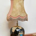 Starožitná stolní lampa s erbem a putti Starožitná stolní lampa s erbem a putti