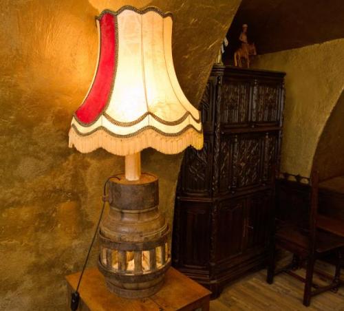 Starožitná lampa z náboje dřevěné loukoťě Starožitná lampa z náboje dřevěné loukoťě
