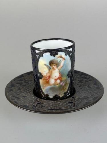 Šálek s podšálkem v montáži Šálek s podšálkem v montáži