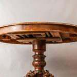 Starožitný lovecký stůl s řezbami kulatý Starožitný lovecký stůl s řezbami kulatý