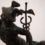 Bronzová socha Merkura na mramorovém podstavci Bronzová socha Merkura na mramorovém podstavci