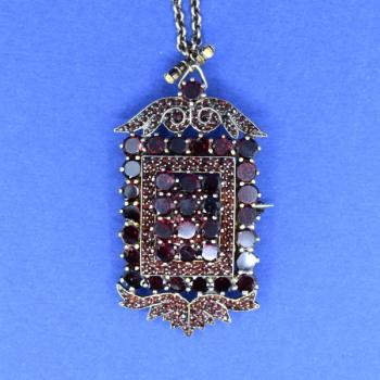 Velký granátový přívěs na řetízku Velký granátový přívěs na řetízku