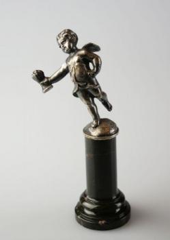 Amorek s pohárkem Amorek s pohárkem