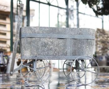 Dřevěný vozíček - květináč Dřevěný vozíček - květináč