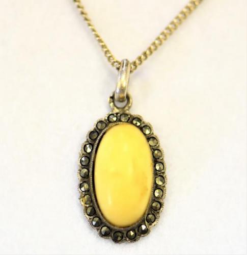 Stříbrný řetízek s přívěškem s markazity a kostí Stříbrný řetízek s přívěškem s markazity a kostí