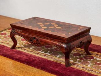 Vyřezávaný podkladní stolek s parketerií Vyřezávaný podkladní stolek s parketerií