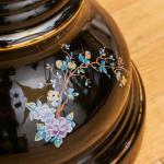 Porcelánový květináč na podstavci s dekorem pávů Porcelánový květináč na podstavci s dekorem pávů