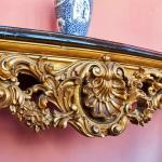 Bohatě vyřezávaný konzolový stůl s mramorem Bohatě vyřezávaný konzolový stůl s mramorem