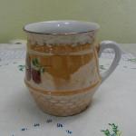 Béžový porcelánový hrnek s květinami Béžový porcelánový hrnek s květinami