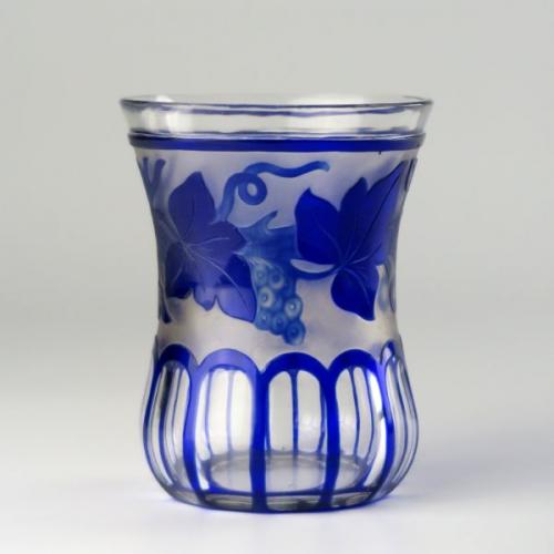 Číška s motivem vinných listů, Biedermeier, 1860, Čechy Číška s motivem vinných listů, Biedermeier, 1860, Čechy