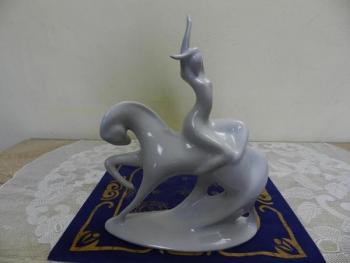 Soška, dívka na koni - J. Ježek, Royal Dux Soška, dívka na koni - J. Ježek, Royal Dux