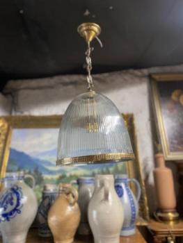 Skleněný lustr zdobený mosazí  Skleněný lustr zdobený mosazí