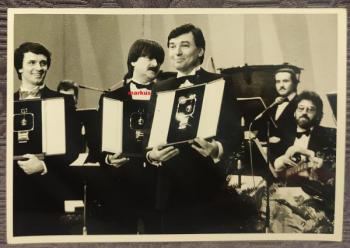 Fotografie Karel Gott , V. Harapes , K. Wágner Fotografie Karel Gott , V. Harapes , K. Wágner