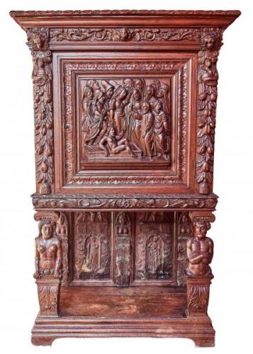 Renesanční kredenc mistrovsky vyřezávaný Renesanční kredenc mistrovsky vyřezávaný