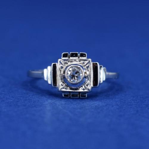 Zlatý art deco prsten s briliantem, Čechy, 1930 Zlatý art deco prsten s briliantem, Čechy, 1930