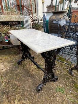 Litinový stůl s mramorovou deskou obdelníkový Litinový stůl s mramorovou deskou obdelníkový