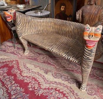 Dřevěná lavice s řezbovaným opěradlem Dřevěná lavice s řezbovaným opěradlem