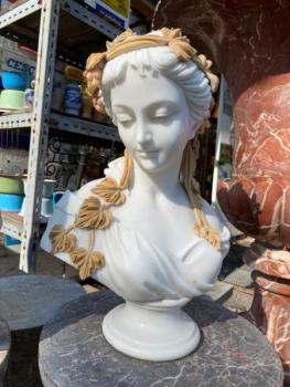 Mramorová busta ženy  Mramorová busta ženy