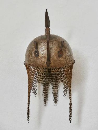 Perská bojová helma s gravírováním Perská bojová helma s gravírováním