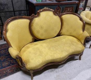 Sofa s mosaznými doplnky  Sofa s mosaznými doplnky