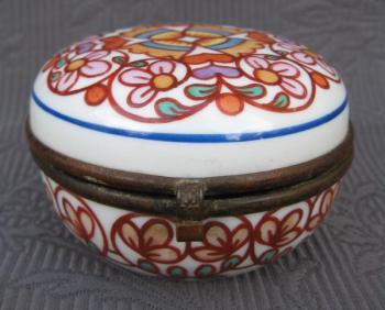 Dóza s lidovým dekorem, zn. Jelínek a spol.  Dóza s lidovým dekorem, zn. Jelínek a spol.