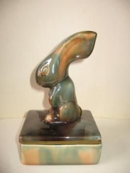 Dóza se zajícem ve stylu Art deco Dóza se zajícem ve stylu Art deco