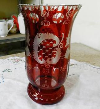 Váza broušená s rubínovou lazurou Váza broušená s rubínovou lazurou