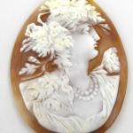 Velká kamej se secesním portrétem dívky Velká kamej se secesním portrétem dívky