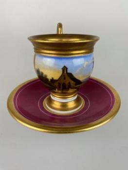 Šálek s podšálkem zdobený romantickým motivem Šálek s podšálkem zdobený romantickým motivem