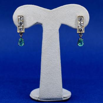 Platinové náušnice s brilianty a smaragdy Platinové náušnice s brilianty a smaragdy