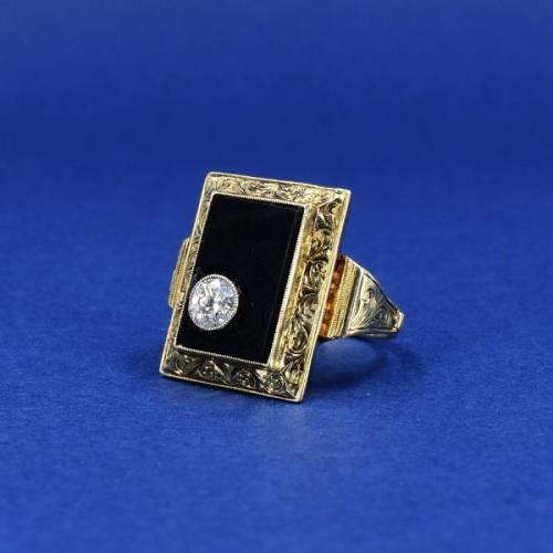 Zlatý pánský prsten s onyxem a briliantem, 1940 Zlatý pánský prsten s onyxem a briliantem, 1940