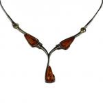 Náhrdelník stříbrný se třemi kapkami jantaru Náhrdelník stříbrný se třemi kapkami jantaru