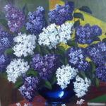 Šeříky v modré váze na stole u okna Šeříky v modré váze na stole u okna